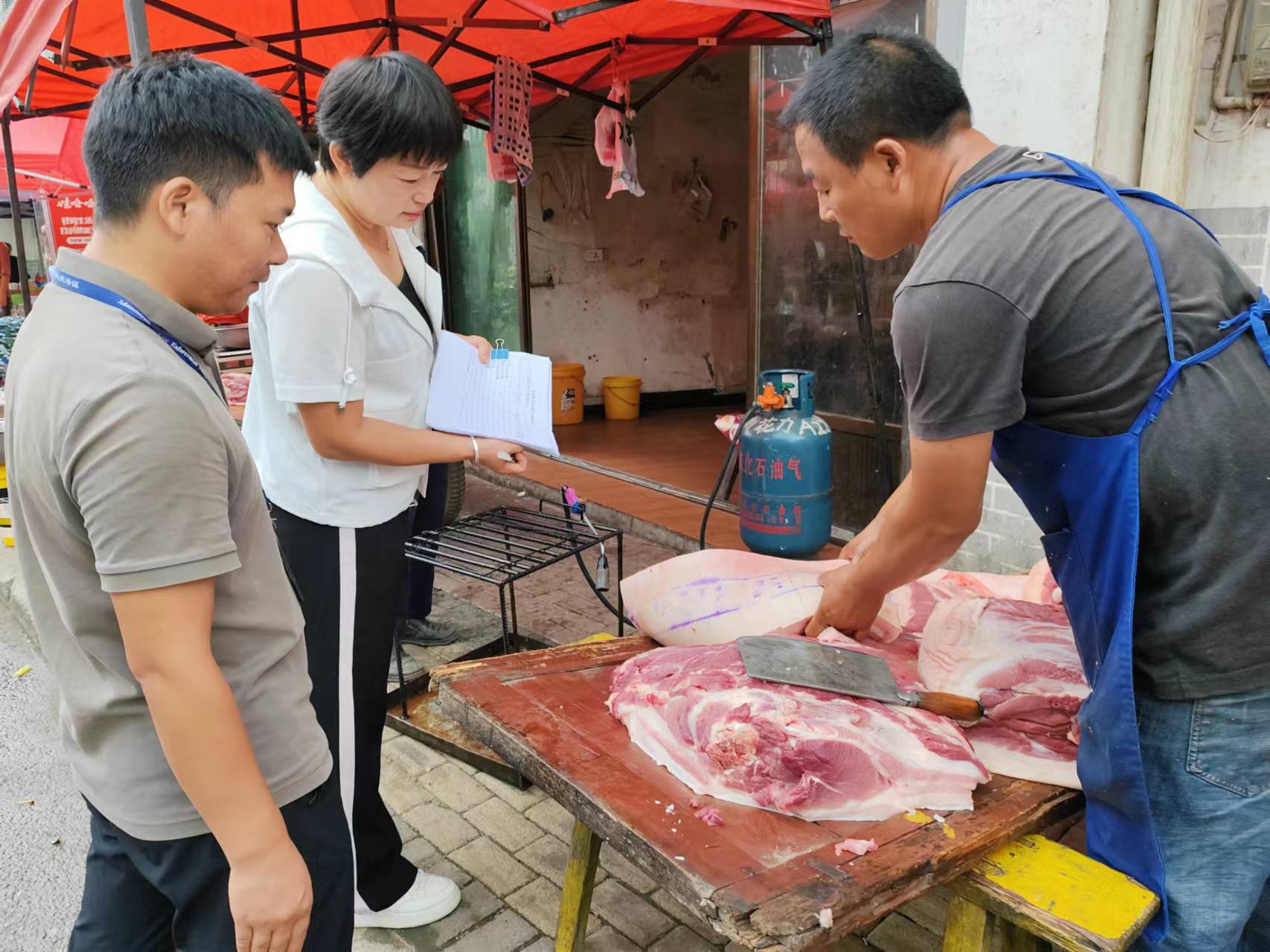 开阳县农业农村局、县公安局、县市场监督管理局、乡镇街道开展私屠滥宰和违规销售牲畜产品专项整治行动.jpg
