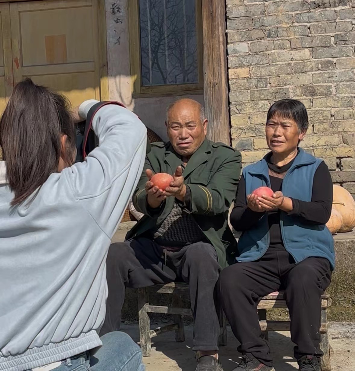 图为 正在为群众拍摄合照.jpg