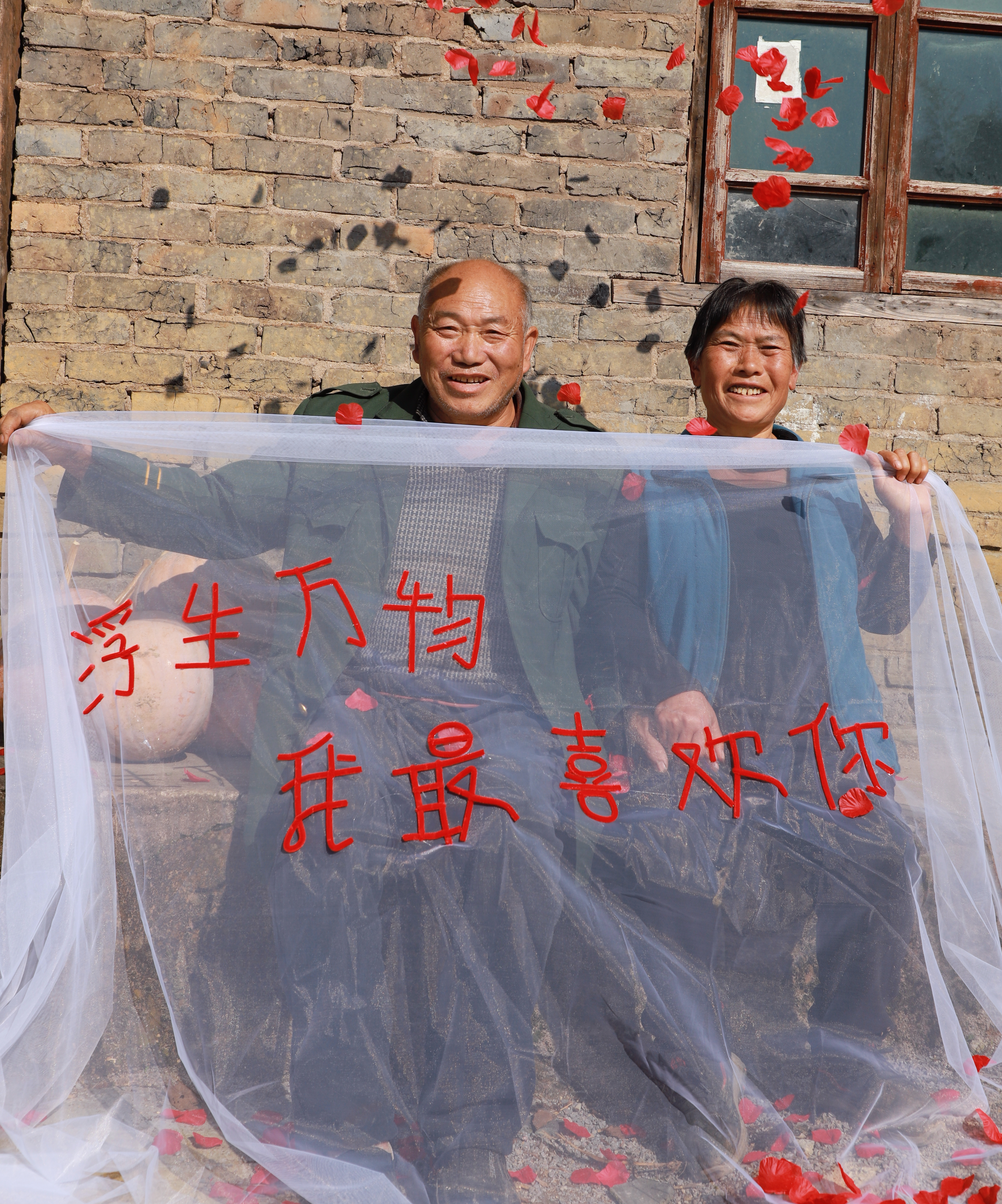 图为 为群众拍摄夫妻合照.jpg