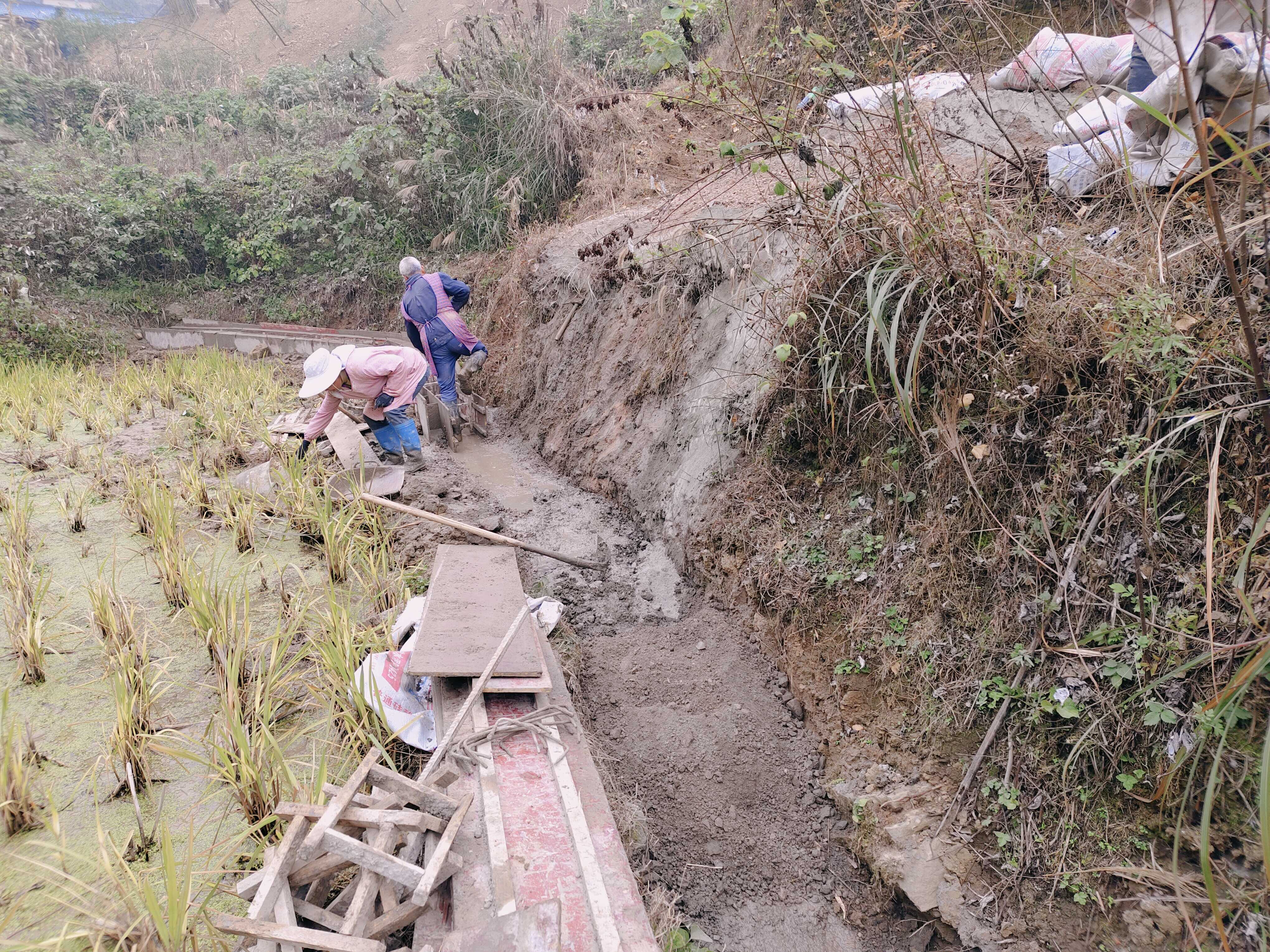 图为:高坪村沟渠施工.jpg