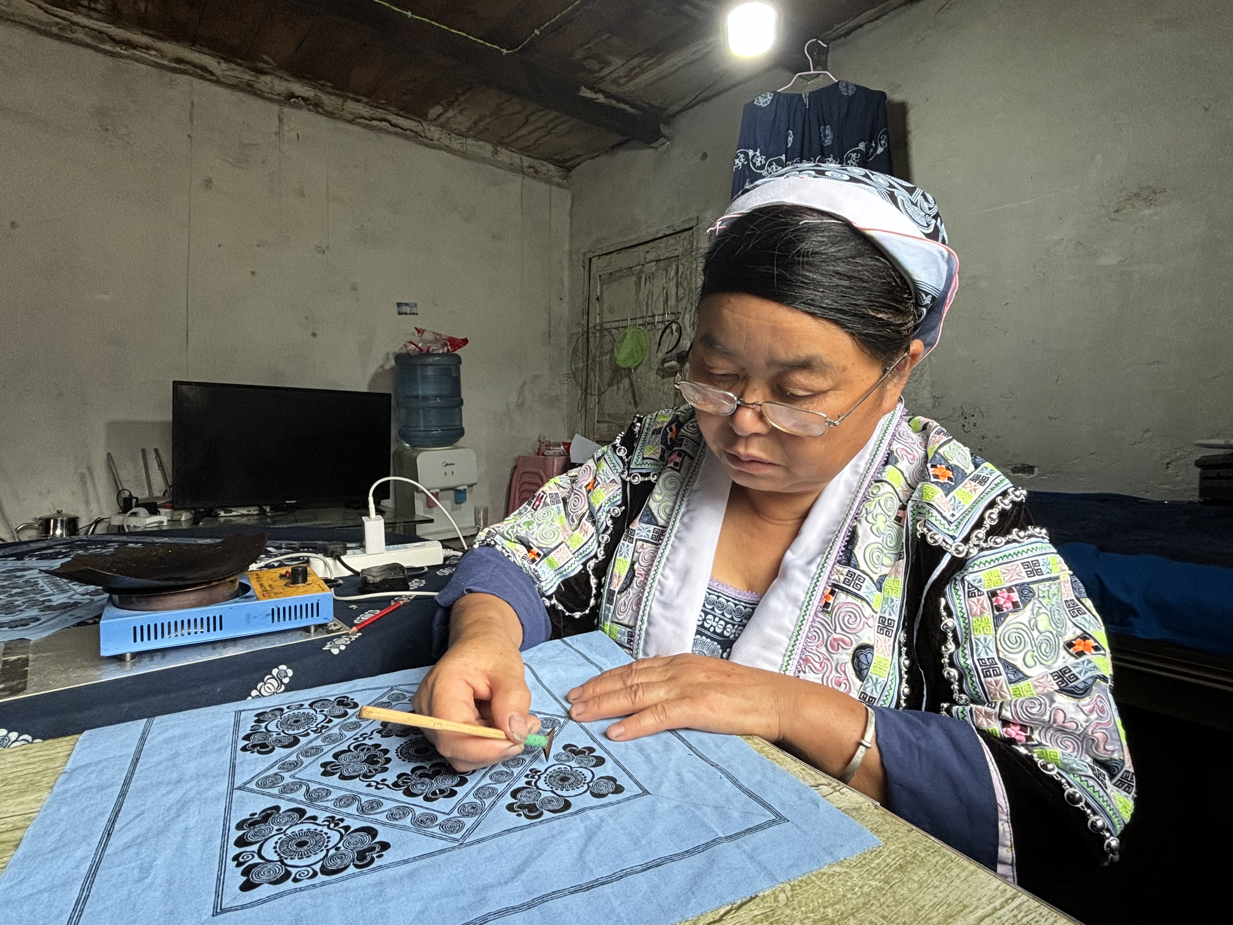 图为高寨乡平寨村的非遗传承人正在蜡染.jpg