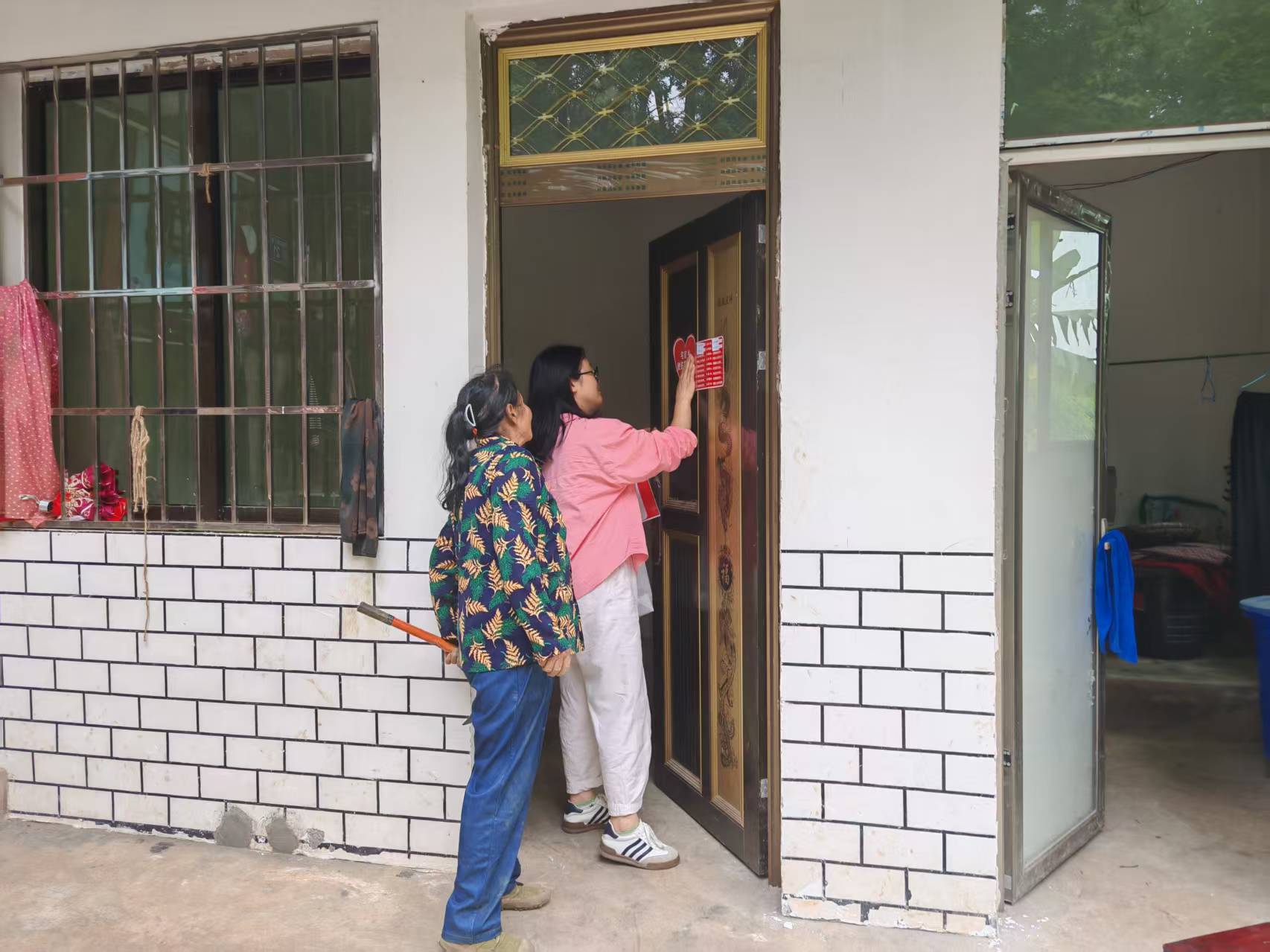 张贴讲解便民服务卡.jpg