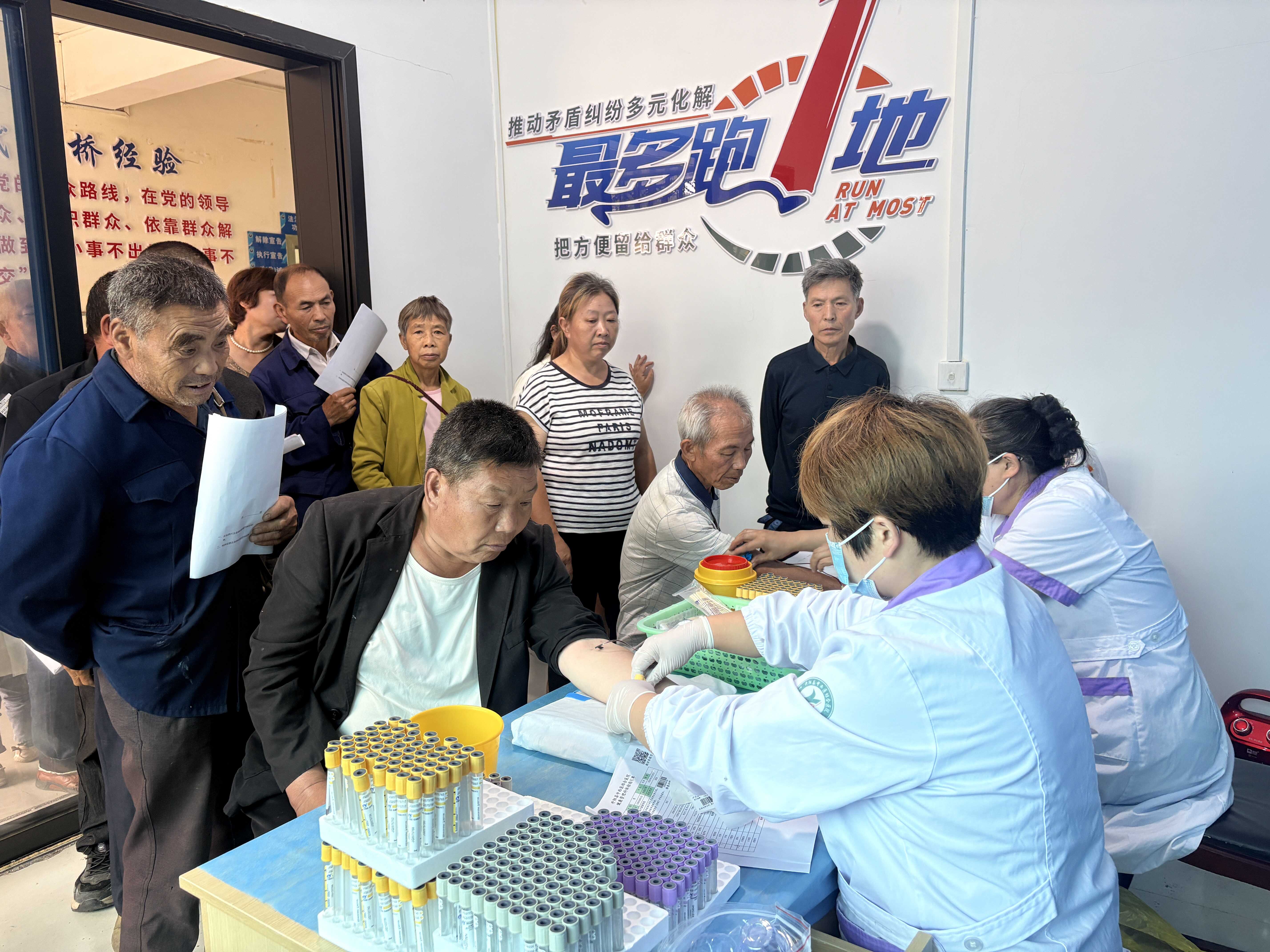 群众排队等待抽血检查.jpg