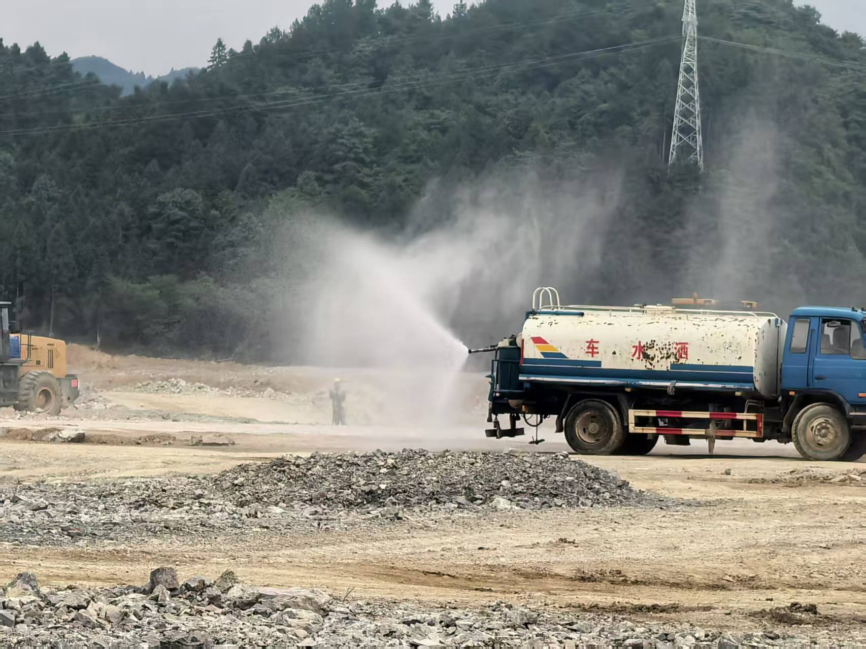 洒水降尘.jpg