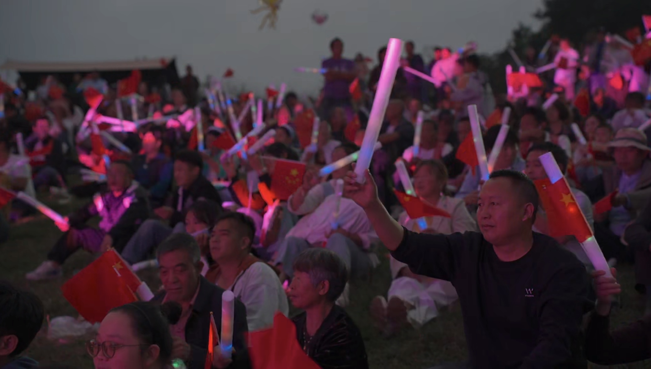 图为群众参与音乐会.jpg